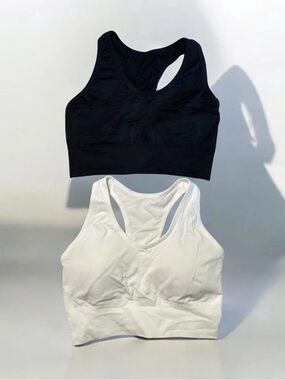 Everyday Seamless Racerback Sports Bras - Black & White